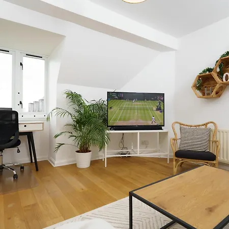 Lovely Apartment In Victoria Park Village